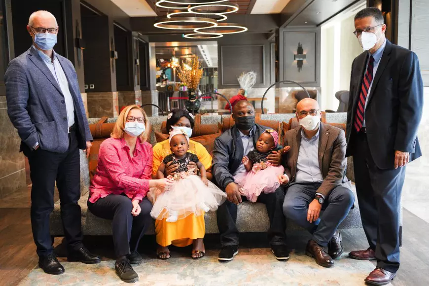 Maraton chirurgical de 27 de ore la un spital din Turcia: gemene siameze care împărțeau organe vitale au fost separate