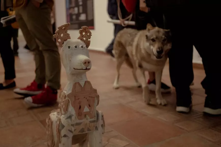 „Trăim vremuri SF”. Expoziția care explorează lumile alternative, din film până în realitatea pandemiei