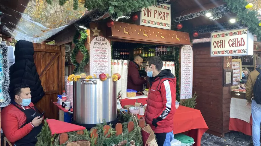 De câți bani ai nevoie pentru a merge la târgul de Crăciun din București? Un cârnat uriaș cu de toate costă 60 de lei