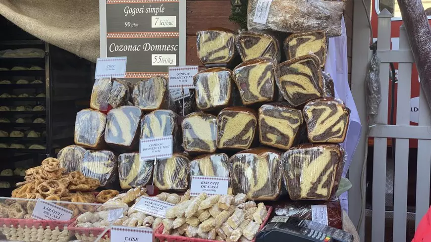 De câți bani ai nevoie pentru a merge la târgul de Crăciun din București? Un cârnat uriaș cu de toate costă 60 de lei