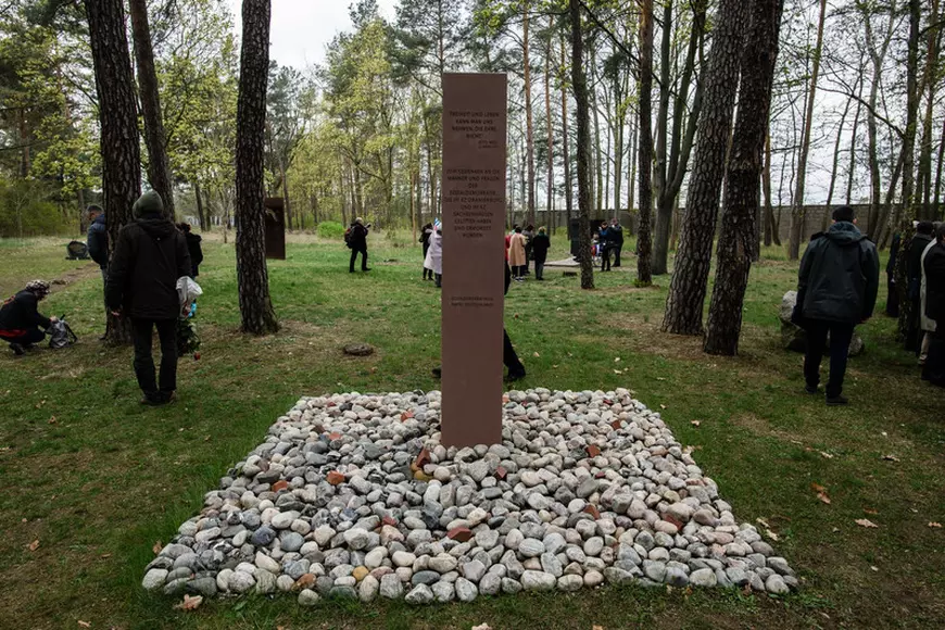 Supraviețuitor al Holocaustului: „Gardienii ne forțau să mărșăluim 40 km pe zi, să le testăm bocancii. Cine cădea era împușcat”