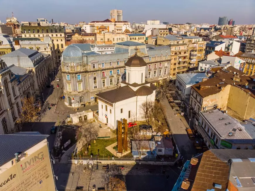 Un preot care slujește printre terasele din Centrul Vechi al Capitalei ajută bătrânii singuri: „Facem cumpărături, îi ducem la spital”