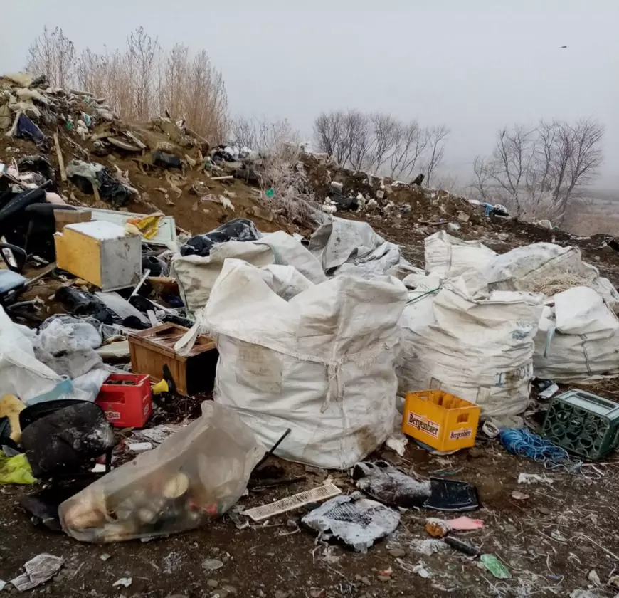 Cum ajung gunoaiele din Rădăuți la un depozit de deșeuri a cărui activitate a fost sistată de mai bine de doi ani