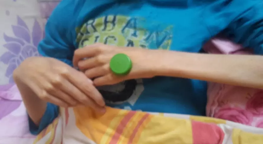 CAZ ȘOCANT. O tânără cu handicap grav dintr-un centru din Vâlcea, ținută jumătate de an cu piciorul rupt. Conducerea: „Nu este caz de urgență”