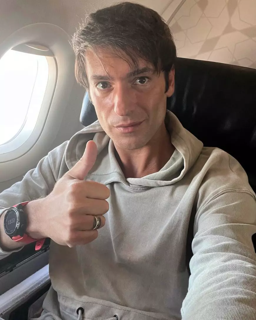 Radu Vâlcan se întoarce acasă, de la filmările pentru „Insula Iubirii”. Cum s-a pozat soțul Adelei Popescu în avion