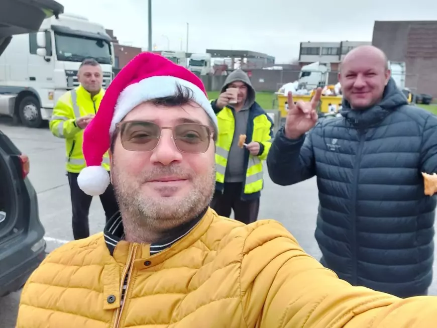 Darul românilor din diaspora pentru șoferii de TIR blocați în parcări de Sărbători: i-au luat acasă la masa de Crăciun sau le-au dus sarmale, cozonac, piftie și vin