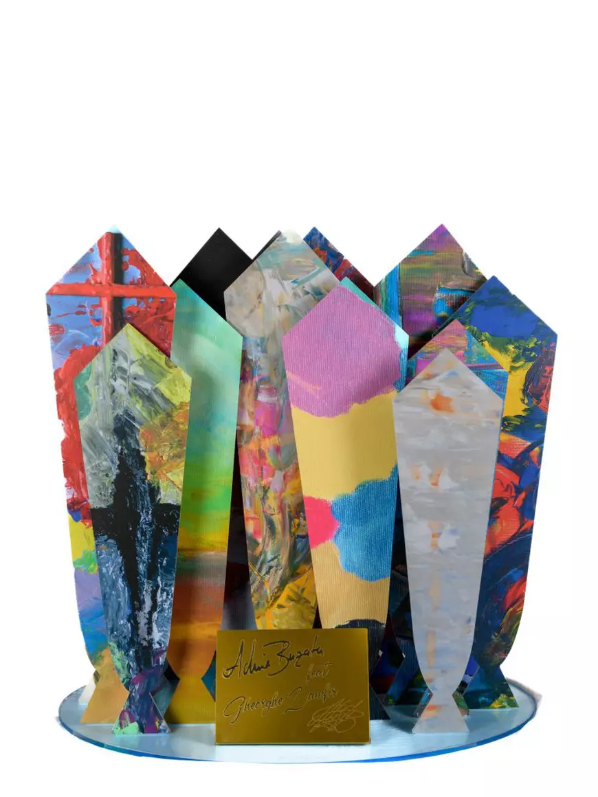 Cum arată brazii creați de vedete pentru o cauză nobilă. Smiley a surprins cu talentul lui