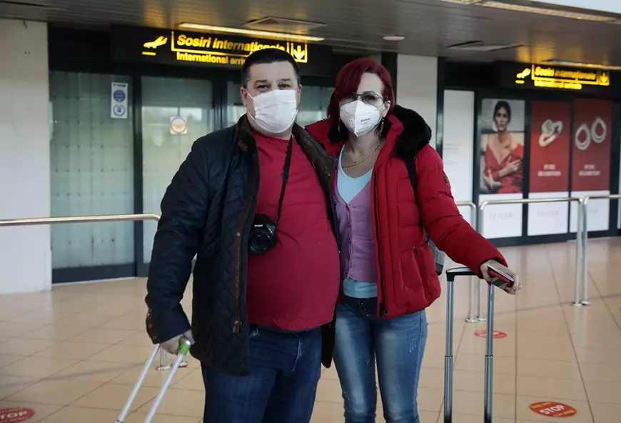 Reportaj la aeroport, de 1 Decembrie. România părinților rămași acasă: „Merg câțiva ani afară și dup-aia, nostalgia îi omoară”