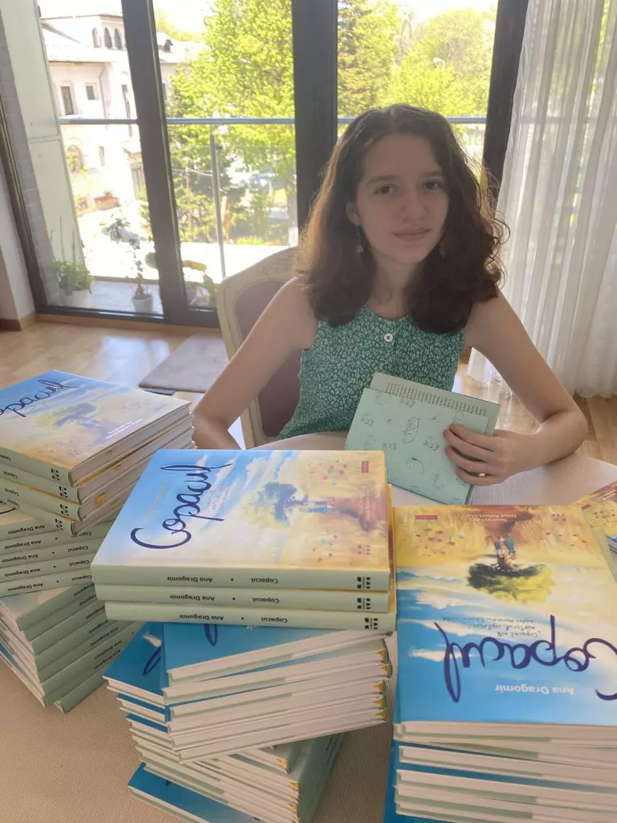 10 cărți de pus sub brad pentru copii și adolescenți. Recomandările unei scriitoare de 14 ani