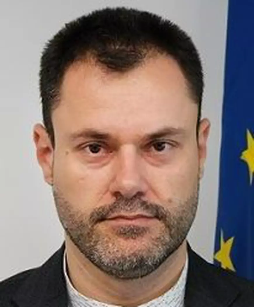 Luptă pentru „tron”. Cei doi șefi ai DSVSA București s-ar fi luat la bătaie în toaleta instituției. Ambii, duși cu duba la Poliție