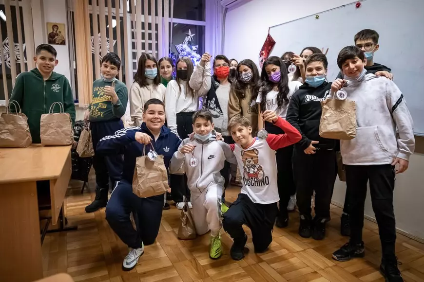 Bradul făcut de clasa a VI-a C va fi donat „paznicului lor preferat”