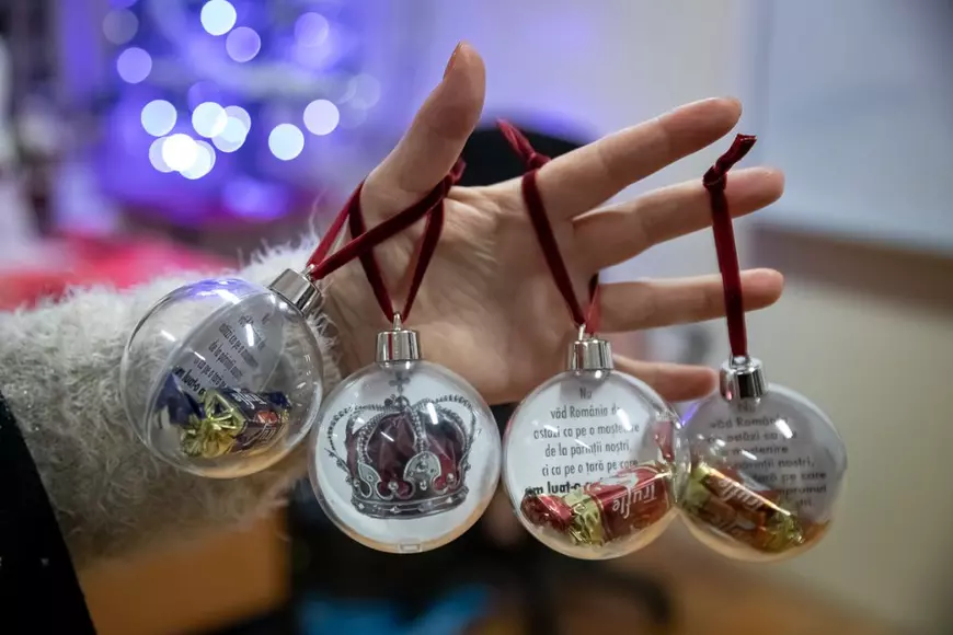 Citate din discururile Regelui Mihai, puse în globuri de plastic