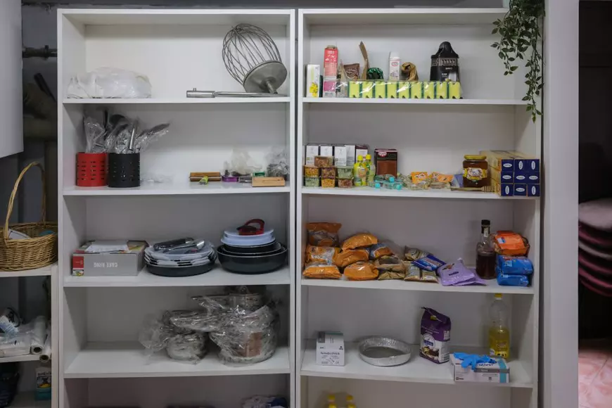 „Tu poți orice”. Independența și speranța se învață la o brutărie din București unde tinerii cu autism fac prăjituri și cozonaci