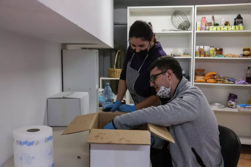 Cezar curăță miezul de nucă sub supravegherea Patriciei