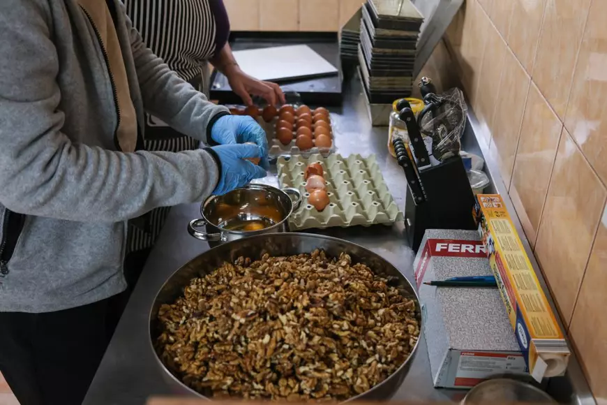 Patricia îi arată lui Cezar cum să spargă ouăle pentru cozonaci