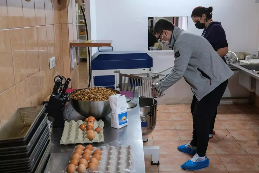 „Tu poți orice”. Independența și speranța se învață la o brutărie din București unde tinerii cu autism fac prăjituri și cozonaci