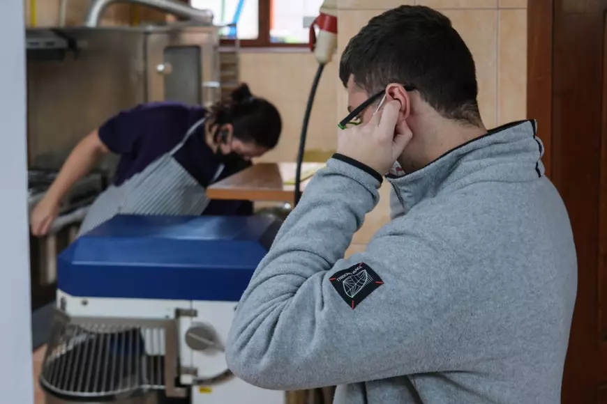 Cezar și-a acoperit urechile, deranjat de zogomotul mașinăriei de frământat aluatul