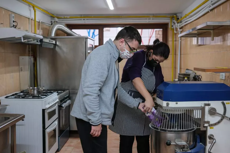 „Tu poți orice”. Independența și speranța se învață la o brutărie din București unde tinerii cu autism fac prăjituri și cozonaci