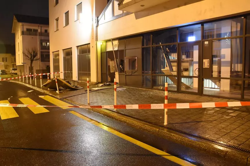 Un român e primul tâlhar judecat vreodată în Elveția pentru că a aruncat în aer un bancomat