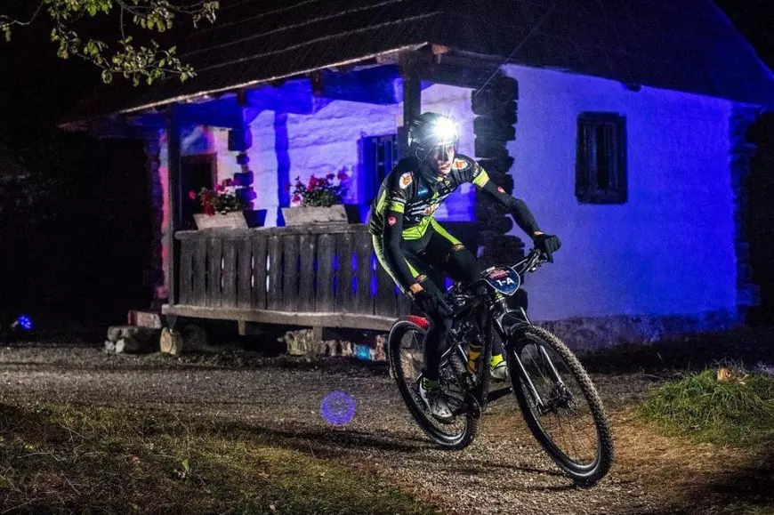 „Urla de durere, i se înmuiaseră picioarele spre sfârșitul drumului!” Cum a salvat un tânăr ciclist un bărbat atacat de viperă în Munții Piatra Craiului