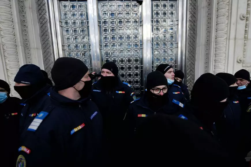 Șeful Jandarmeriei, după ce protestatarii au intrat în curtea Parlamentului: „Totul a fost sub control”