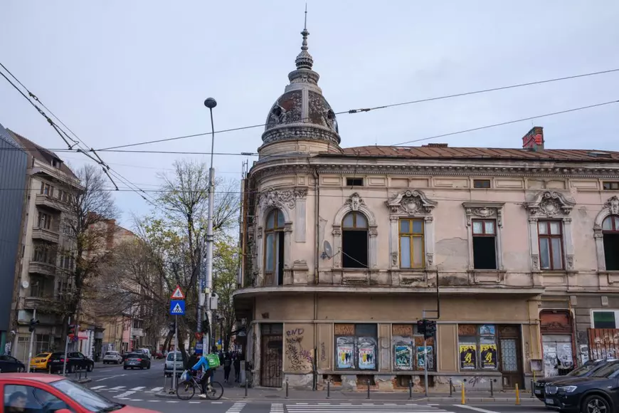 Bucureștiul care se prăbușește. Zeci de clădiri istorice de pe străzile Berzei și Buzești arată ca după bombardament