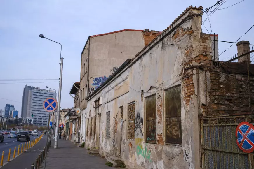 Bucureștiul care se prăbușește. Zeci de clădiri istorice de pe străzile Berzei și Buzești arată ca după bombardament