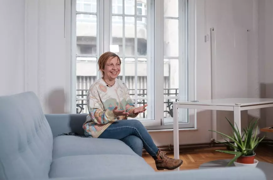 Teatru pentru ochi închiși și glasuri mute. O artistă-păpușar a creat primul spectacol pentru copiii cu dizabilități: „Noi facem apel la părinți să-i lase pe scenă, dacă vor”