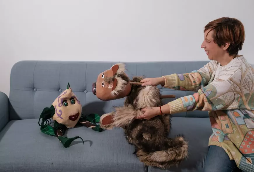 Păpușile, dar și întregul decor, au fost făcute manual