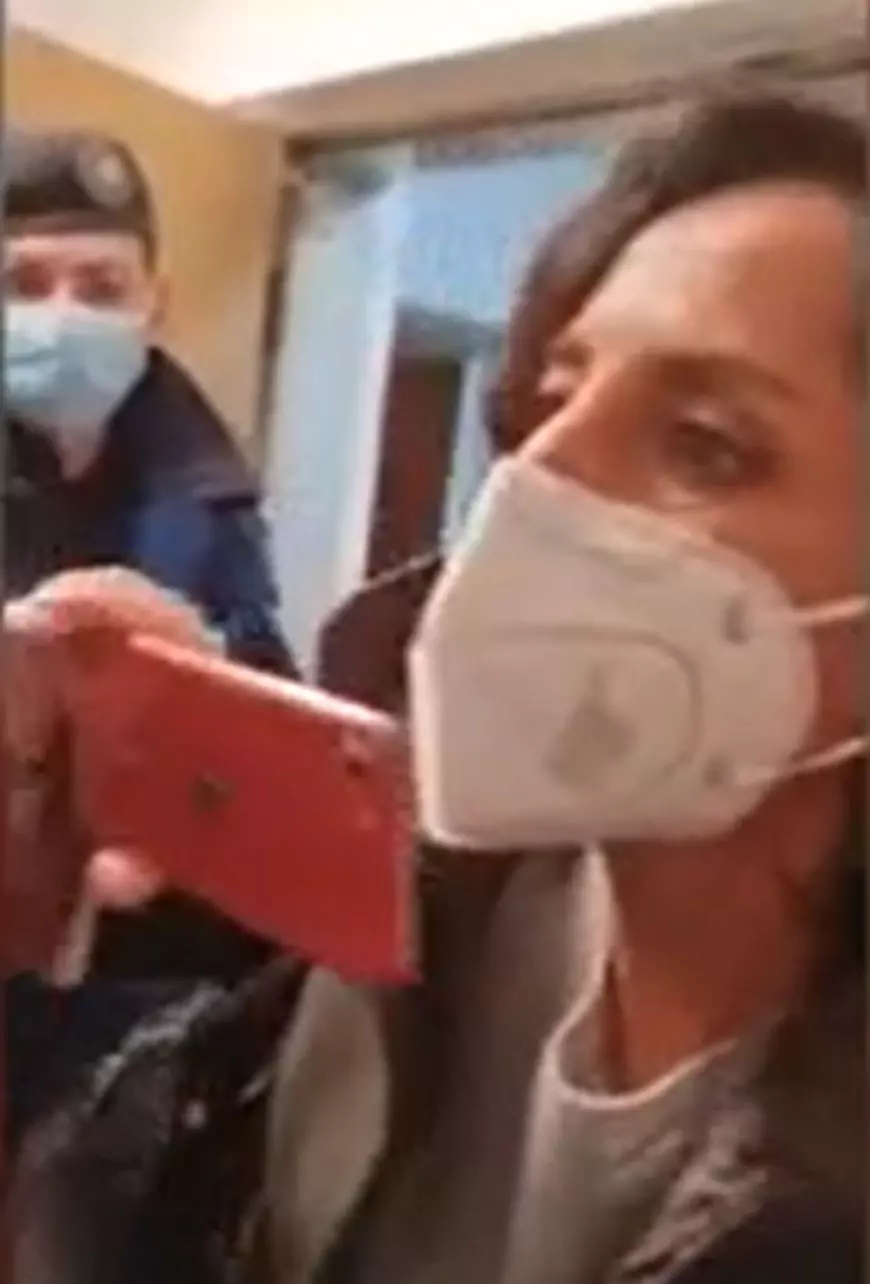 Imagini de la scandalul dintre Diana Șoșoacă și jurnaliștii de la Rai Uno, la care a intervenit poliția