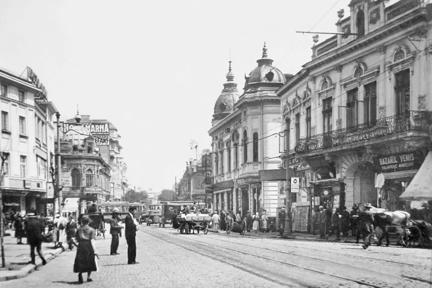 Bucureștiul care se prăbușește. Zeci de clădiri istorice de pe străzile Berzei și Buzești arată ca după bombardament