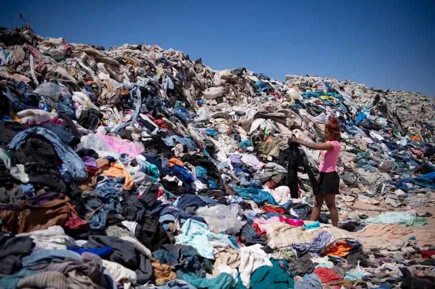 Cimitirul modei din deșert. Locul care a devenit groapă de gunoi pentru îmbrăcămintea second-hand
