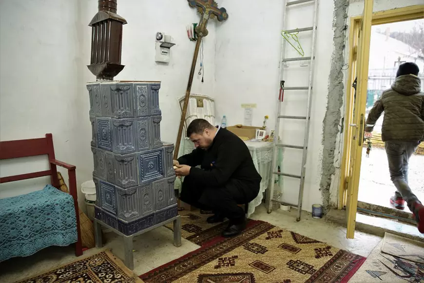 REPORTAJ | Fața mai puțin văzută a Bisericii. În două sate din Vaslui, un preot navetist, fost instalator, se zbate să-i scoată la lumină pe copii