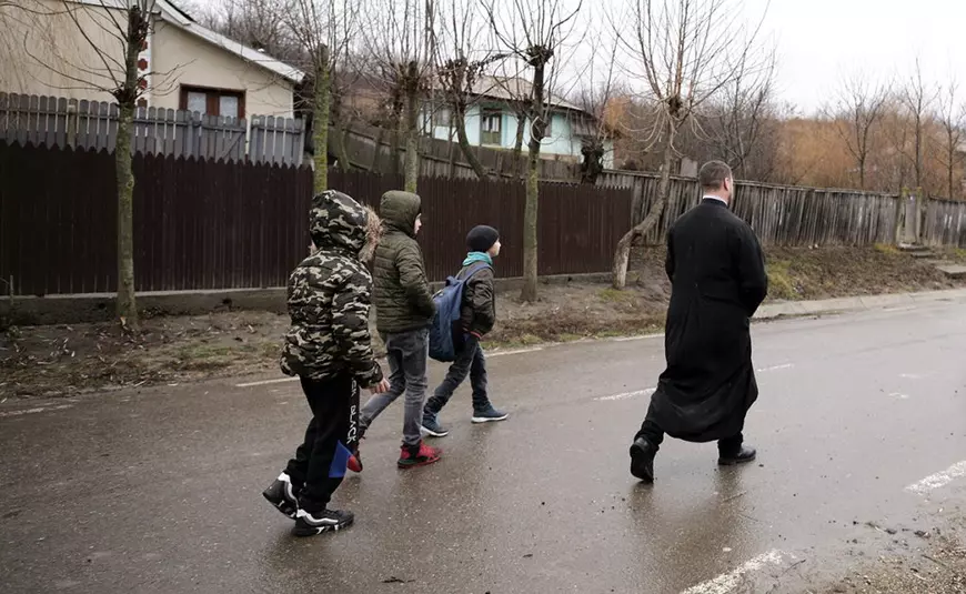 REPORTAJ | Fața mai puțin văzută a Bisericii. În două sate din Vaslui, un preot navetist, fost instalator, se zbate să-i scoată la lumină pe copii