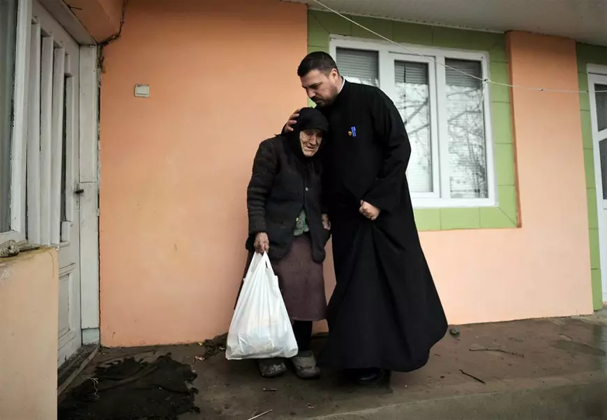 REPORTAJ | Fața mai puțin văzută a Bisericii. În două sate din Vaslui, un preot navetist, fost instalator, se zbate să-i scoată la lumină pe copii