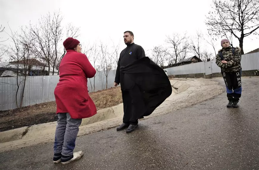 REPORTAJ | Fața mai puțin văzută a Bisericii. În două sate din Vaslui, un preot navetist, fost instalator, se zbate să-i scoată la lumină pe copii