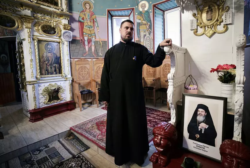 REPORTAJ | Fața mai puțin văzută a Bisericii. În două sate din Vaslui, un preot navetist, fost instalator, se zbate să-i scoată la lumină pe copii