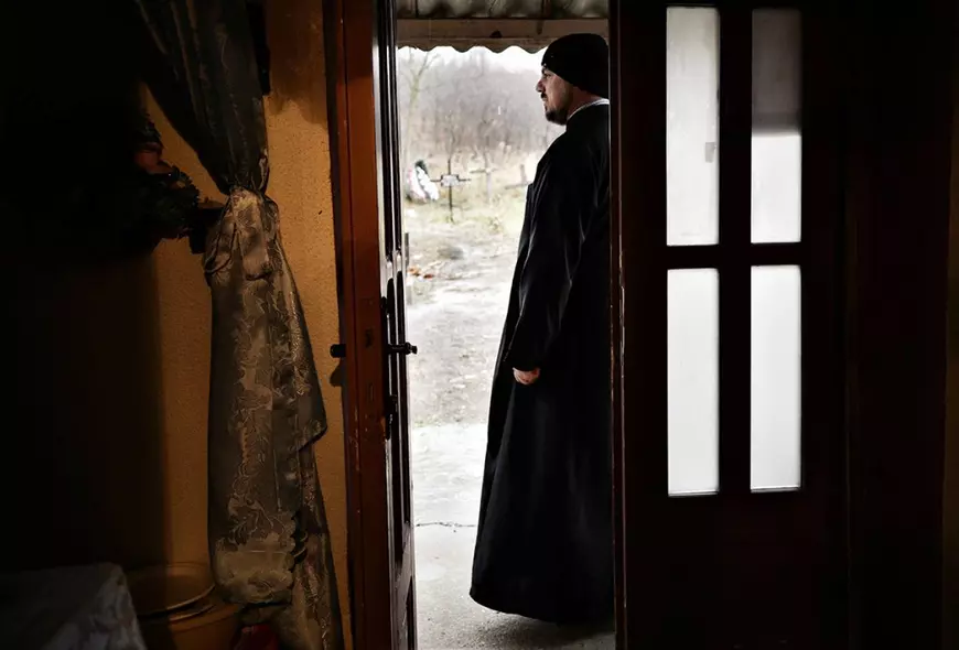 REPORTAJ | Fața mai puțin văzută a Bisericii. În două sate din Vaslui, un preot navetist, fost instalator, se zbate să-i scoată la lumină pe copii