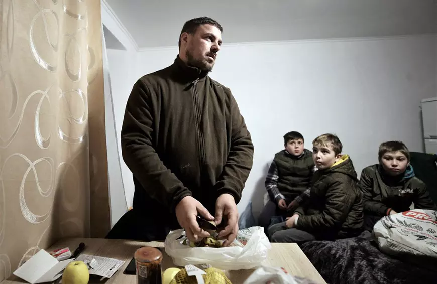 REPORTAJ | Fața mai puțin văzută a Bisericii. În două sate din Vaslui, un preot navetist, fost instalator, se zbate să-i scoată la lumină pe copii