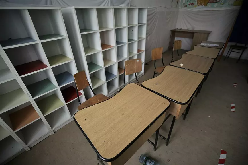 REPORTAJ | Fața mai puțin văzută a Bisericii. În două sate din Vaslui, un preot navetist, fost instalator, se zbate să-i scoată la lumină pe copii