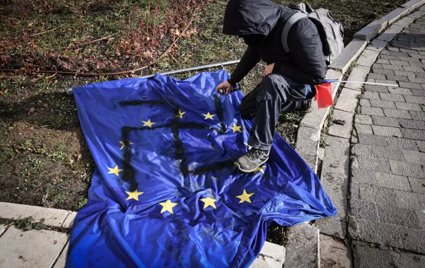 Un protestatar a desenat o svastică pe steagul UE. Cazul ajunge la Parchetul General