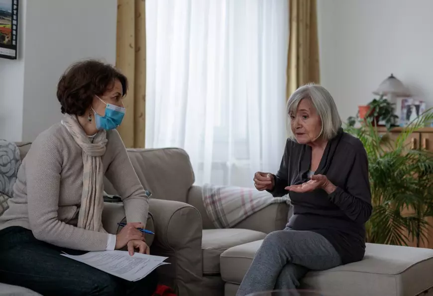 Reportaj | Acasă la vârstnicii singuri în prag de Sărbători. „Viața e făcută din bucurii și necazuri. Depinde cum te uiți la ea”