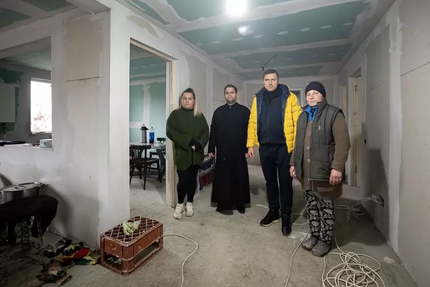O casă în dar pentru o familie rămasă pe drumuri în prag de Sărbători. Consătenii le-au ridicat o nouă locuință într-o lună