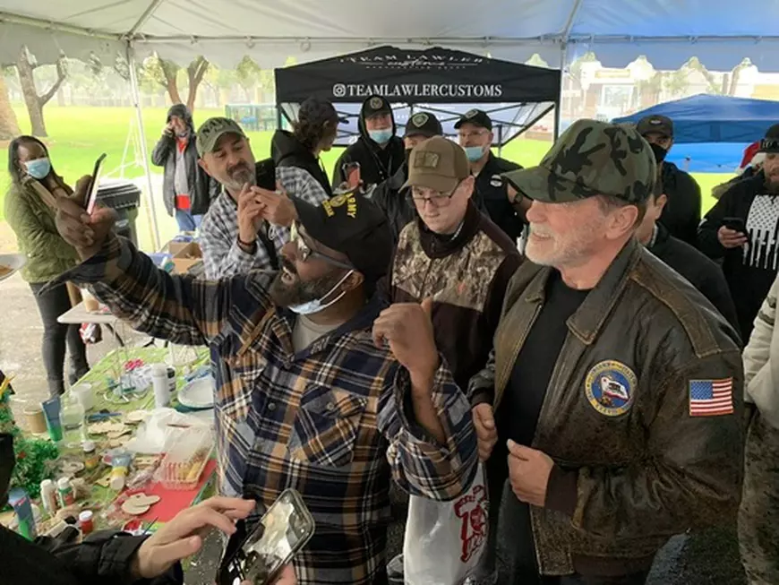 Arnold Schwarzenegger a făcut donații de Crăciun pentru veteranii americani fără adăpost