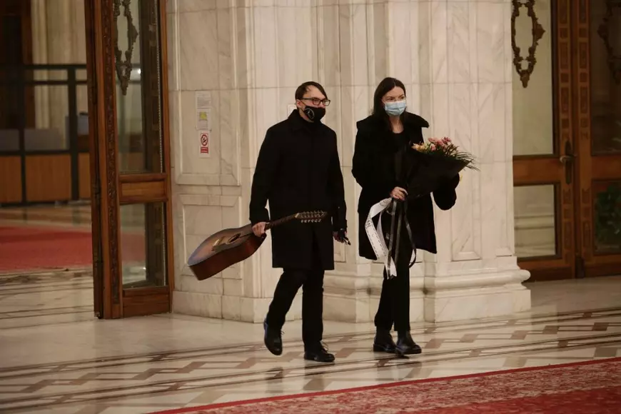 Sicriul cu trupul neînsuflețit al lui Victor Socaciu, depus la Parlament. Artistul s-a implicat și în politică