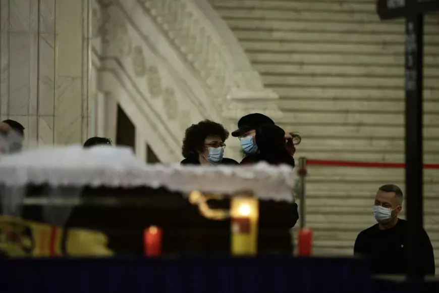 Sicriul cu trupul neînsuflețit al lui Victor Socaciu, depus la Parlament. Artistul s-a implicat și în politică