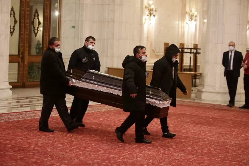 Sicriul cu trupul neînsuflețit al lui Victor Socaciu, depus la Parlament. Artistul s-a implicat și în politică