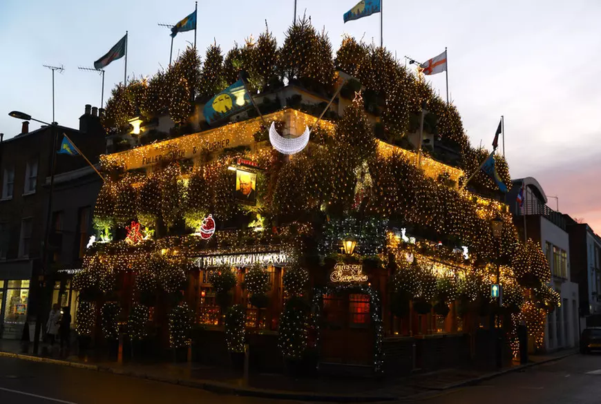 Crăciunul în lume, în imagini. De la Moșul uriaș din nisip la tunelul cu mii de luminițe