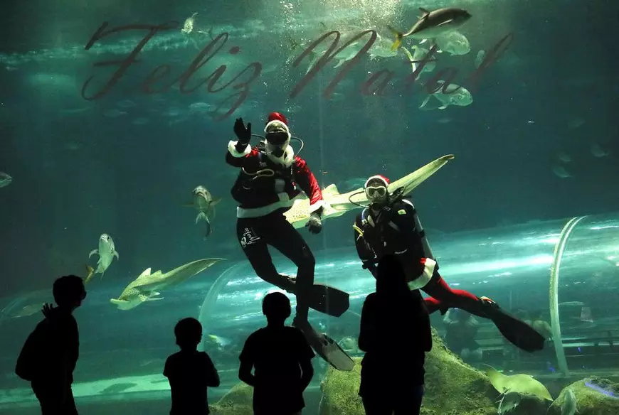 Crăciunul în lume, în imagini. De la Moșul uriaș din nisip la tunelul cu mii de luminițe