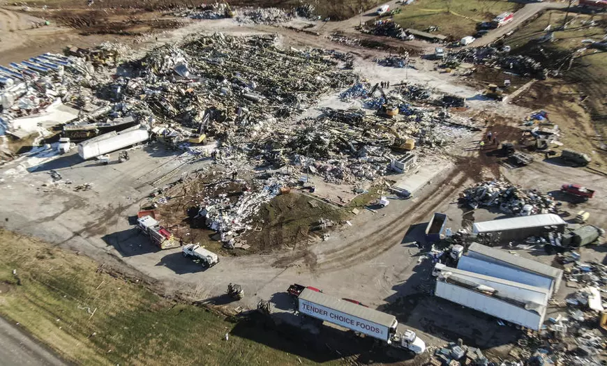 Angajații unei fabrici distruse de tornadă spun că și-au implorat șefii, cu ore înainte de tragedie, să-i lase să plece acasă